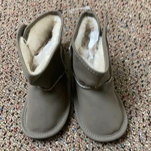 Baby gap 18-24 faux fur lines boots